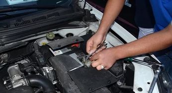 在拆汽车蓄电池时,为什么先要拆下负极搭铁线后拆起动机的正极线